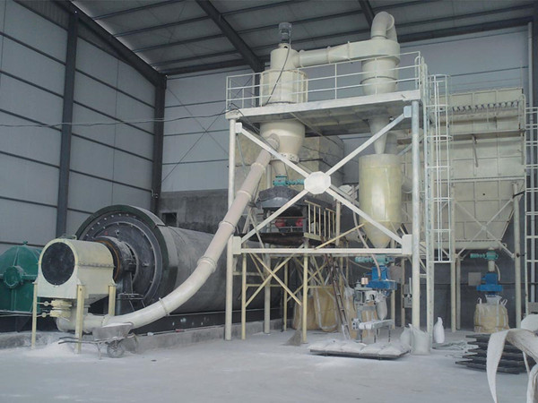Moulin à billes en poudre de Quartz et ligne de production de trieur d'air dans une usine de mi